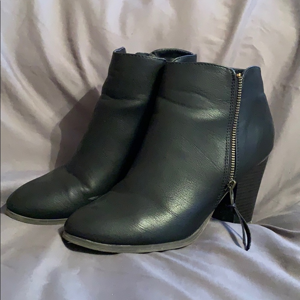 Black ankle boots with small heel